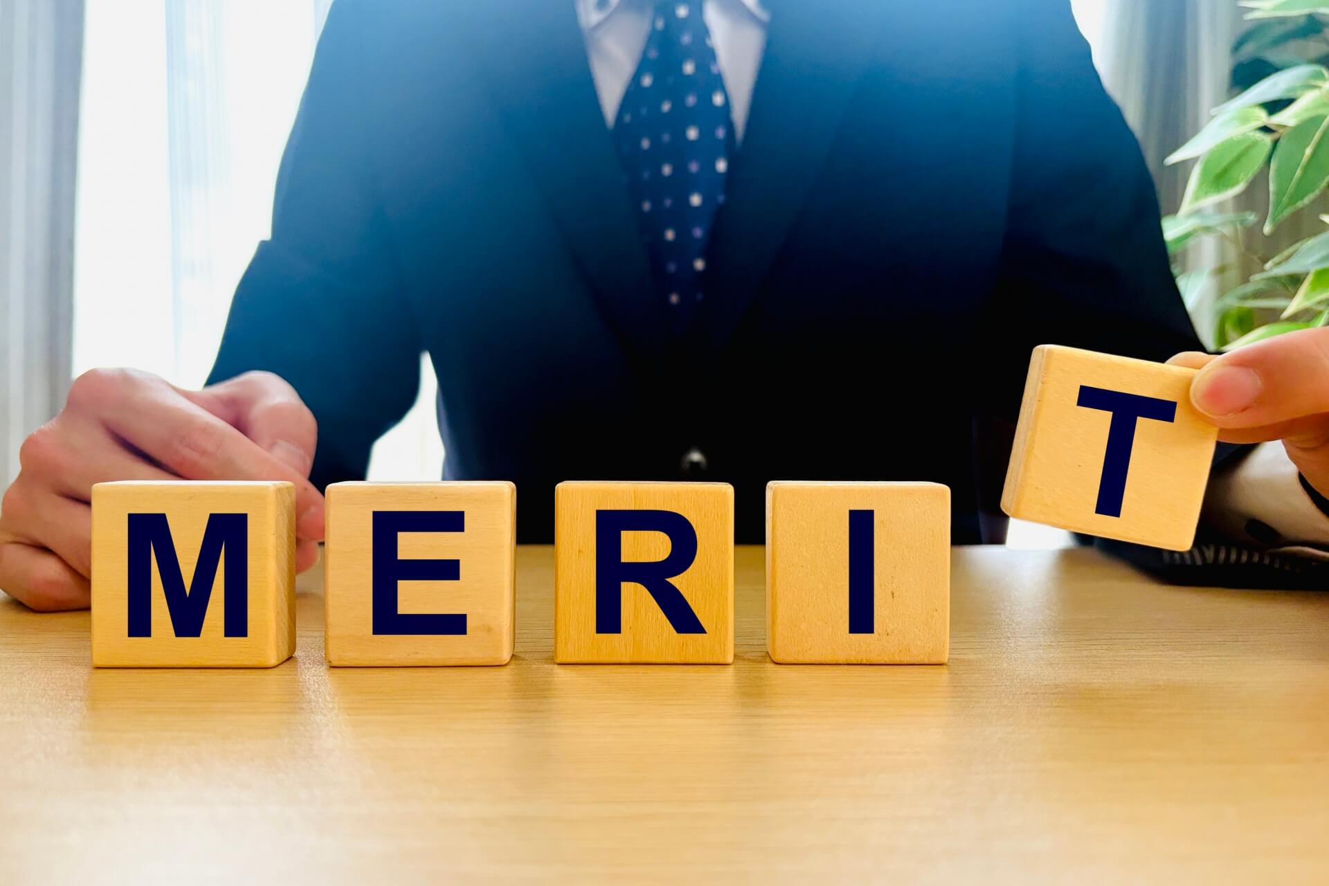 テーブル上のMERITと書かれたブロック