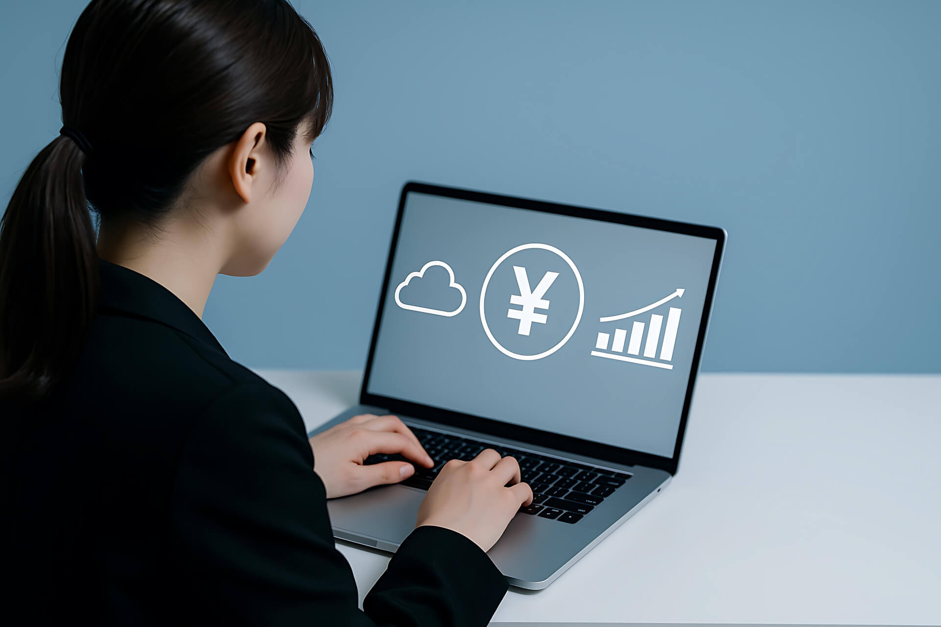 ノートPCで円マークの画面を見る女性